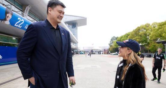 跨界魅力!冬奥冠军谷爱凌与篮球巨星姚明难得合影