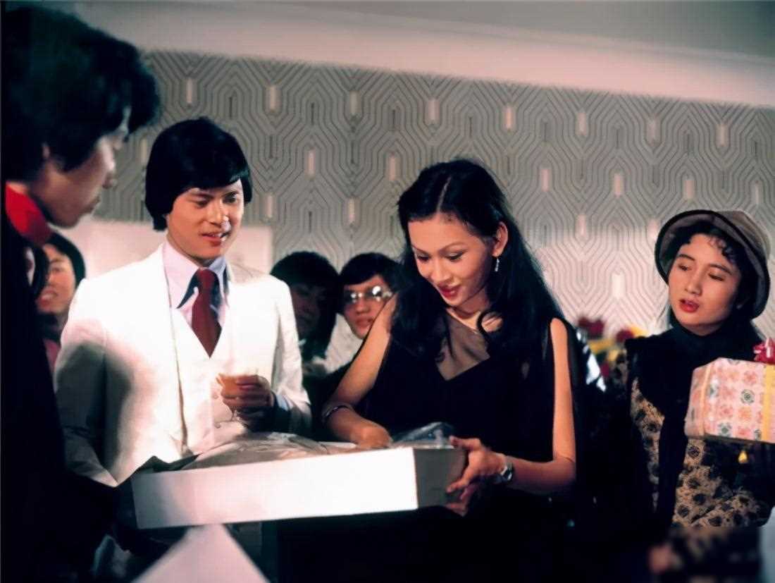 周润发前妻揭秘:二婚丈夫破产出轨,一年内两次被逐出家门