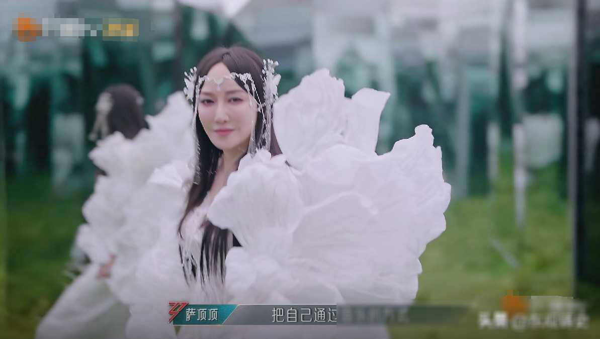 魏新雨是《中国好声音》的评委之一,但是他的演唱技巧还是很高的,初