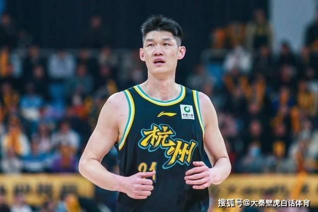 驱逐出场!周琦故意肘击李金效被罚离场,网友:胡金秋可惜了