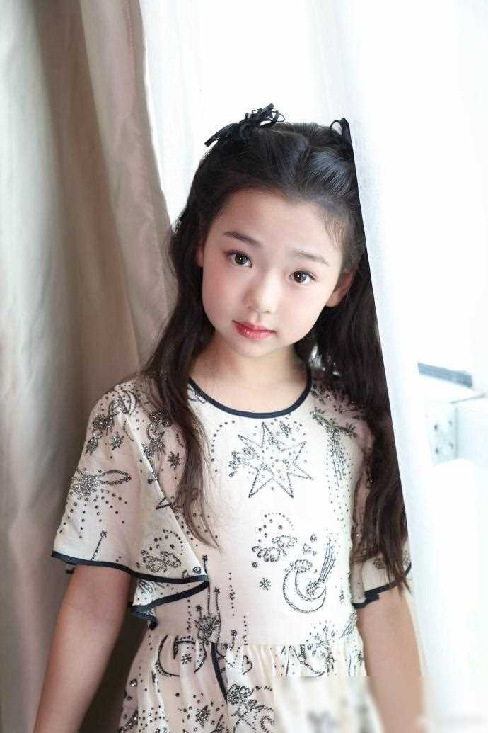 女儿小酒窝亮相电影节红毯,进军电影圈备受关注_那未来_高云翔_明星