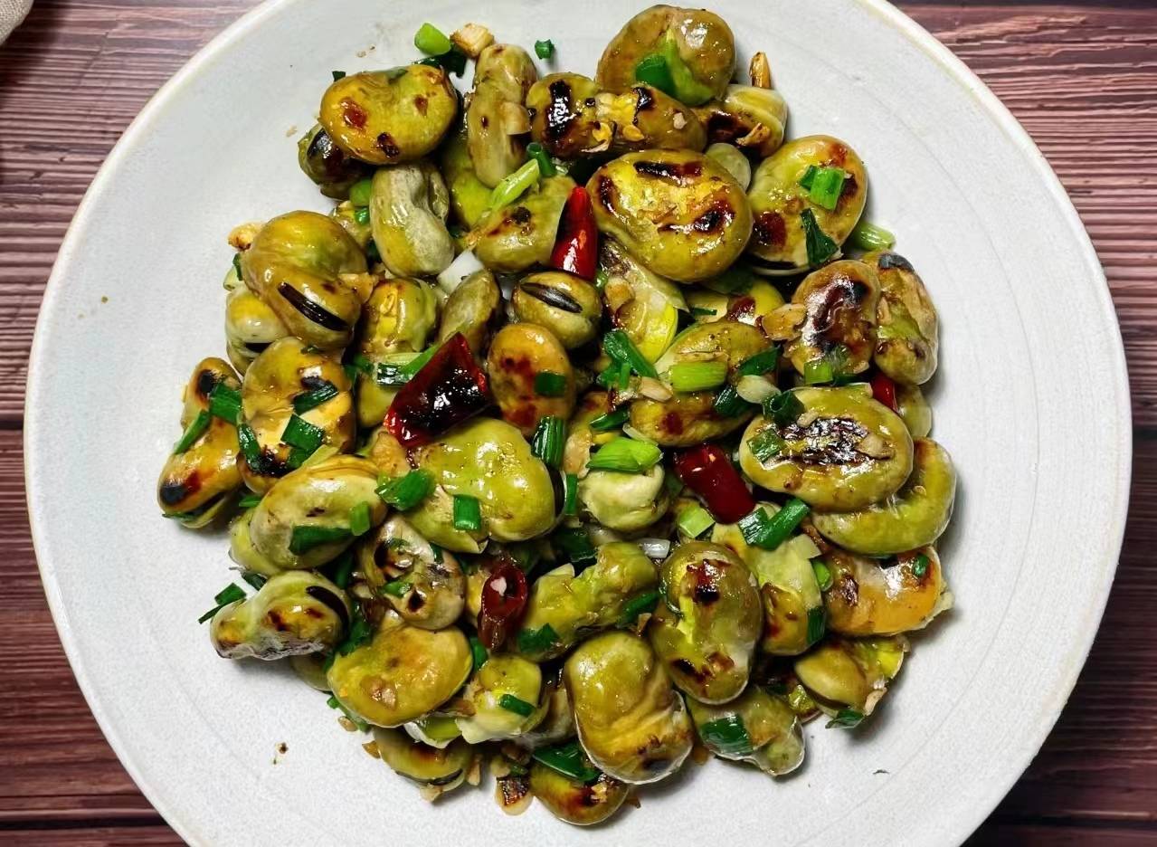 八,蚕豆推荐食谱:葱香烤蚕豆食材:蚕豆 ,小葱, 干辣椒, 蒜头做法:1,热