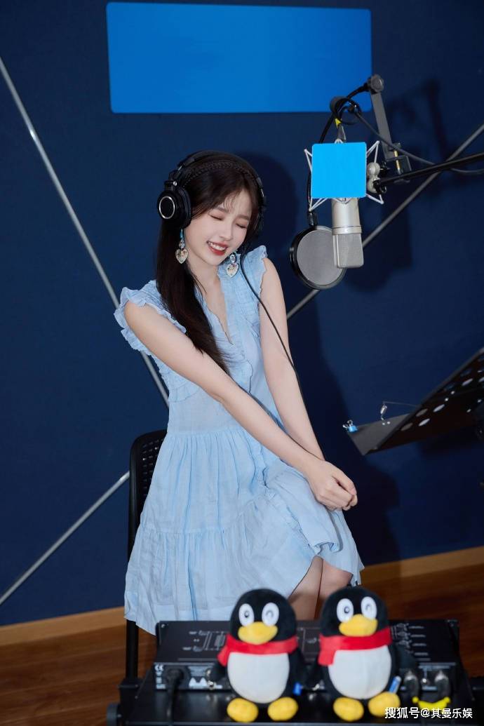 虞书欣夏日大片曝光,多面魅力展现青春活力,网友热议不断!