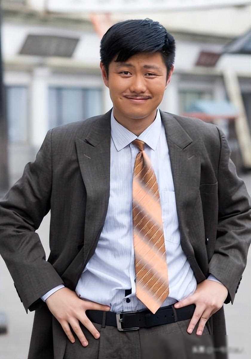 岁赵荀华丽变身花美男,腰间钉三钉引关注