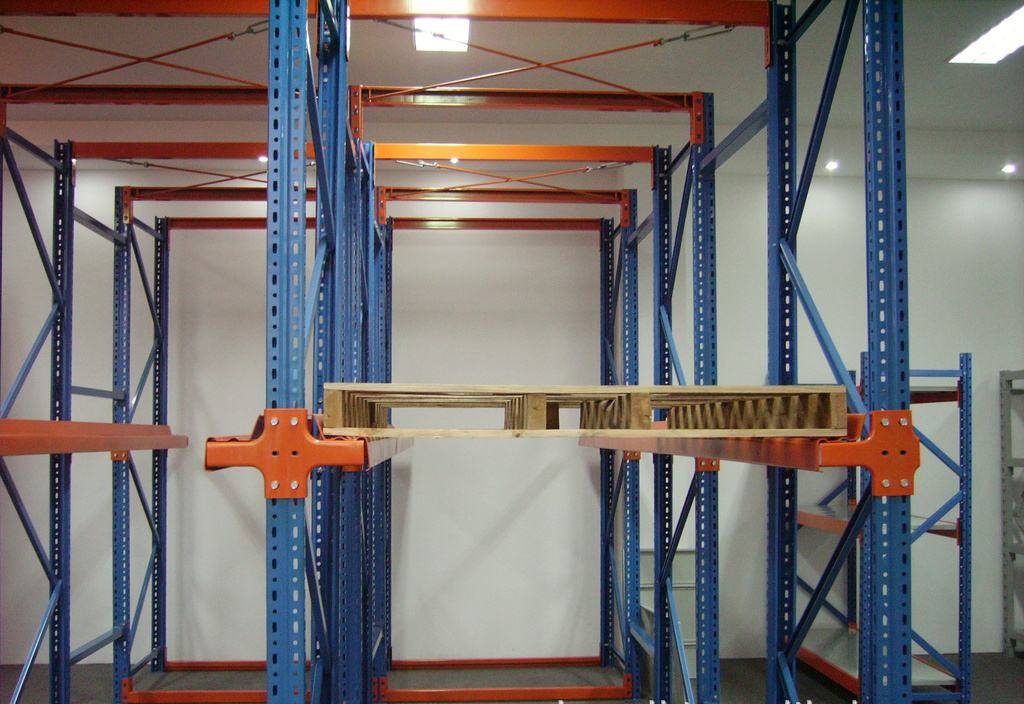 驶入式货架,作为一种高效的仓储设备,其用途大多且效果明显.