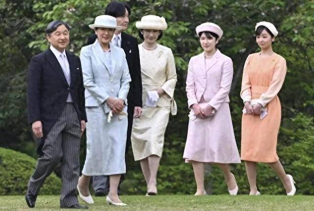   引起 日本皇室参加了游园会！雅子皇后的蓝色西装很漂亮，爱子的粉色裙子不输佳子公主。 