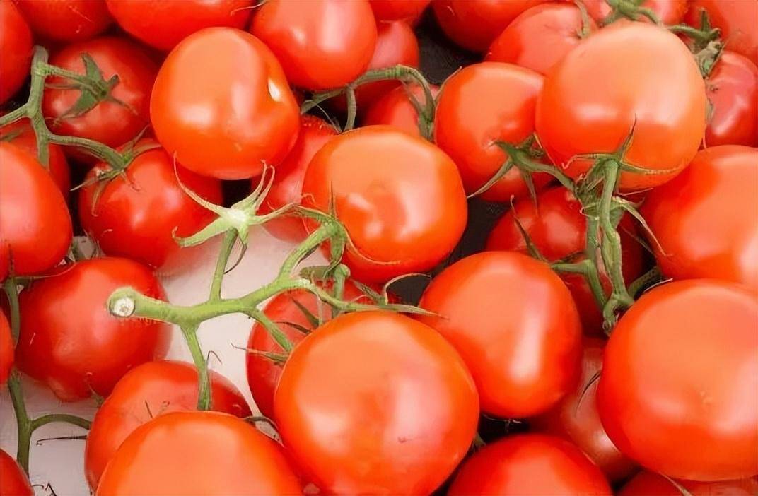 60岁大妈每天饭后一颗西红柿,坚持一年,体检指标令医生直呼神奇