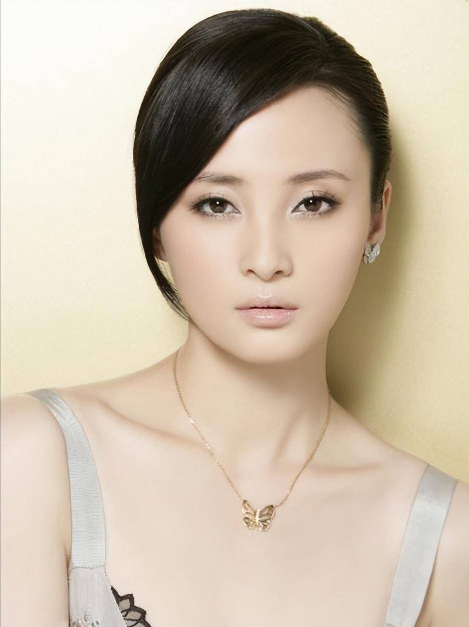 陈建斌与吴越分手18年:他娶小5岁蒋勤勤连生俩娃,她50岁仍单身