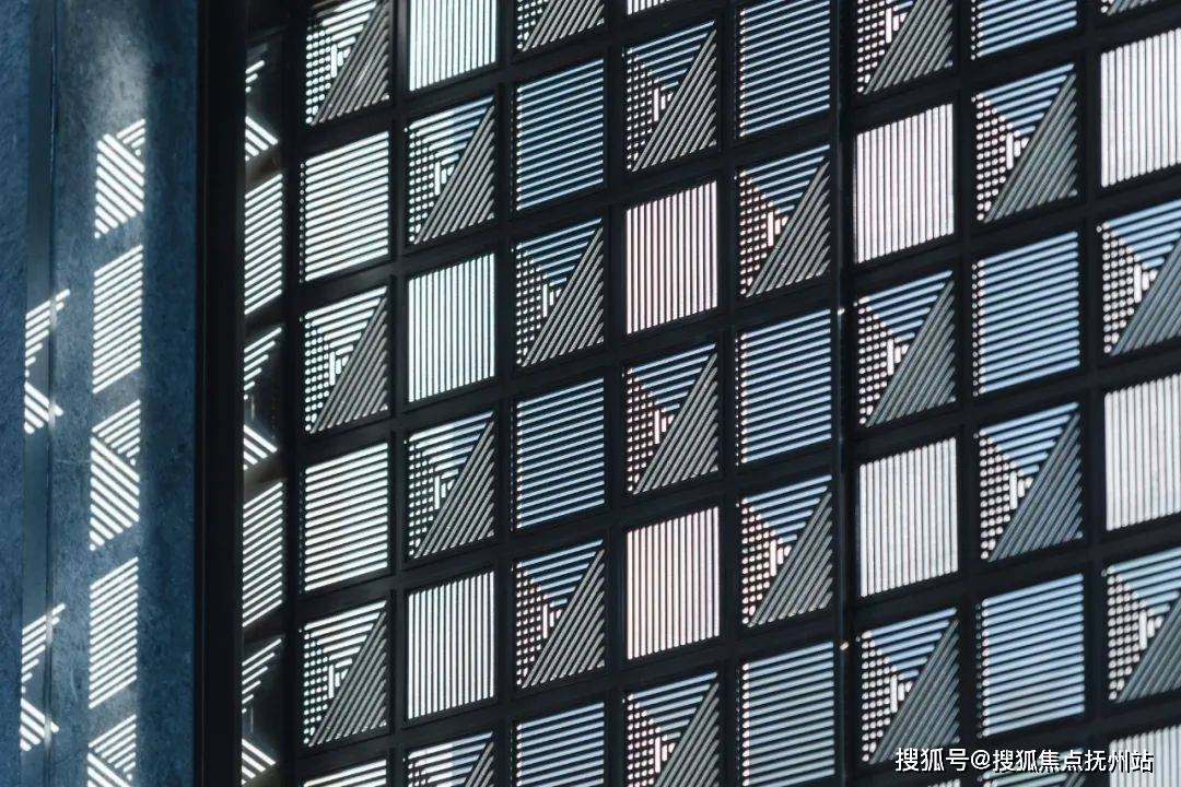 在阳光的穿透下,温润的色泽和斑斓的图案,让你一下子感受到东方独有