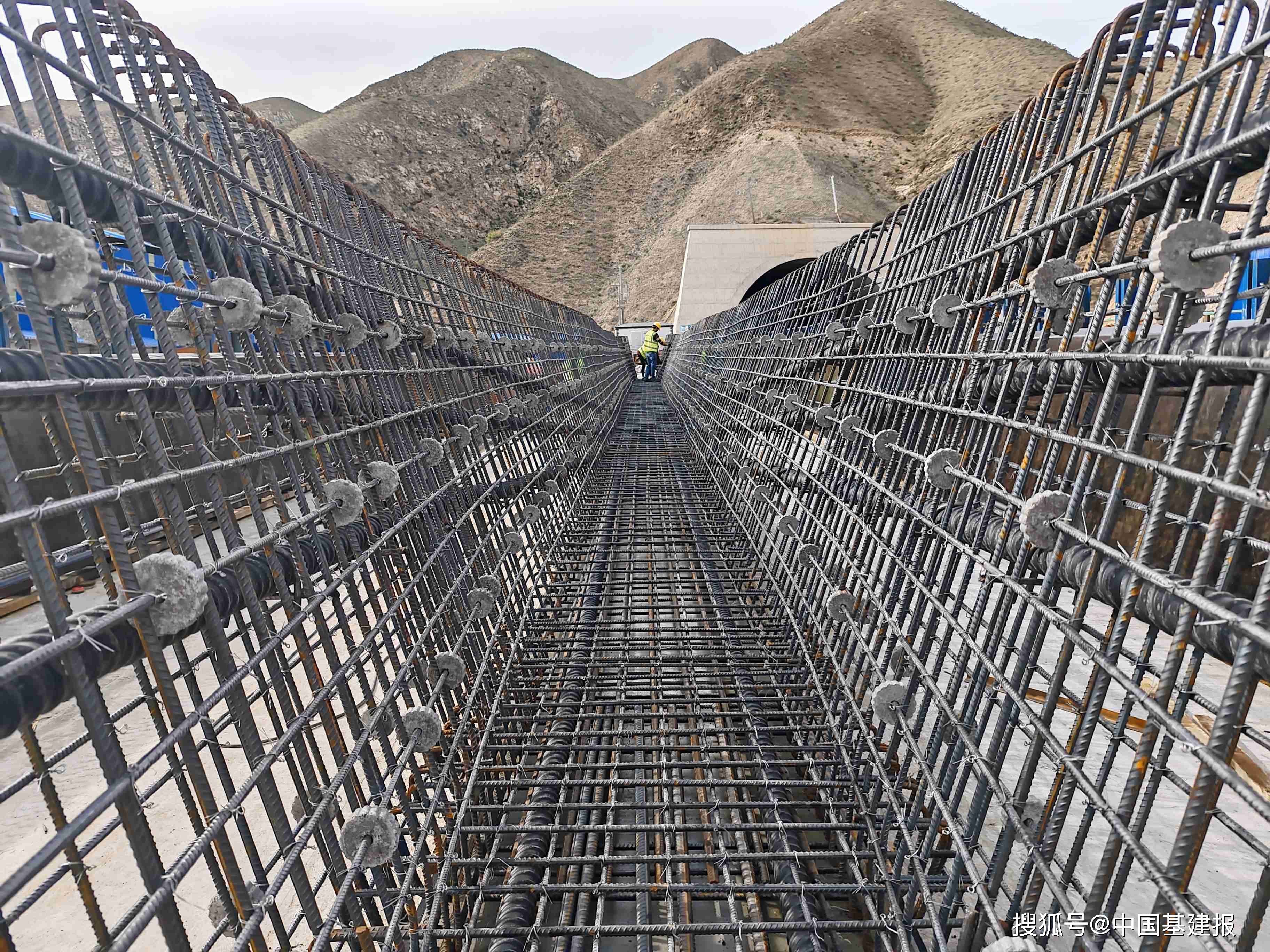 中国十七冶连霍高速第三总包部项目首片预制箱梁顺利浇筑完成