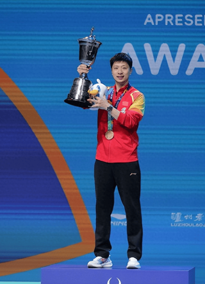 (领奖台上的马龙)2024年4月21日,马龙在澳门国际乒联世界杯男单决赛中