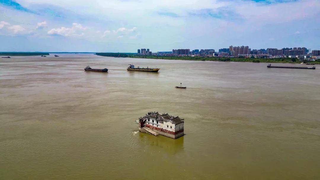 这座地处长江核心,与武汉接壤的宜居小城,最适合的打开方式,就是吹着