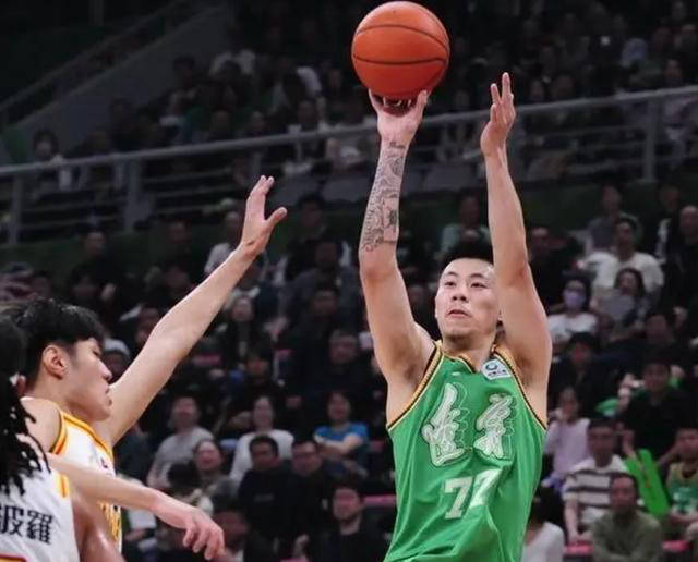 cba季后赛:第三夺冠热门悬念重重,杨鸣面临挑战,赵睿王者归来