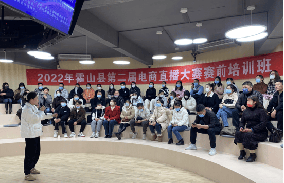 先后组织开展乡村振兴电子商务主题培训班,村干部直播基地挂职培训班