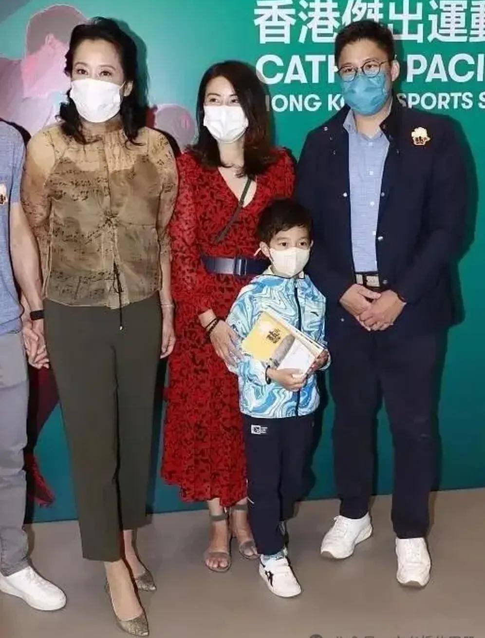 郭晶晶祖孙三代罕合体,她罕见穿红裙高调一回,却被65岁婆婆抢尽风头