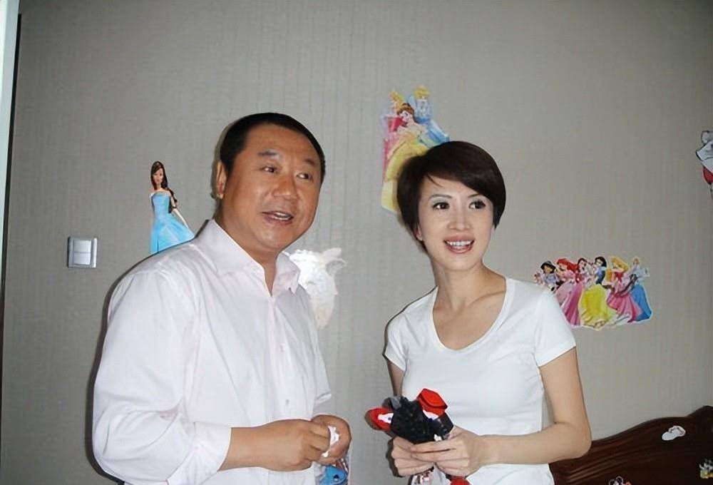 (范伟与金巧巧)还有人质疑范承业,说他与崔文芝结婚几十年,怎么妻子