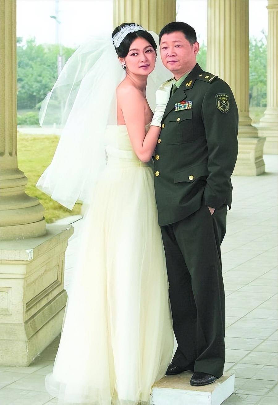小眼睛,矮个子,长得难看还能娶妻子,演艺圈这4位丑男凭啥