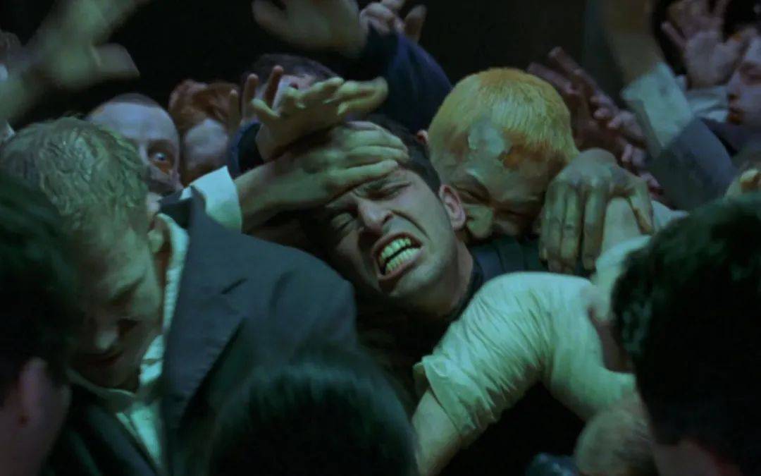 丧尸类电影中的丧尸啃食活人的场景,让人倍感恐怖