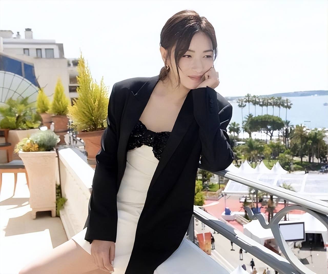 被"万茜"惊艳了!在国外穿白衬衫 喇叭裤,怕走光要用手捂住