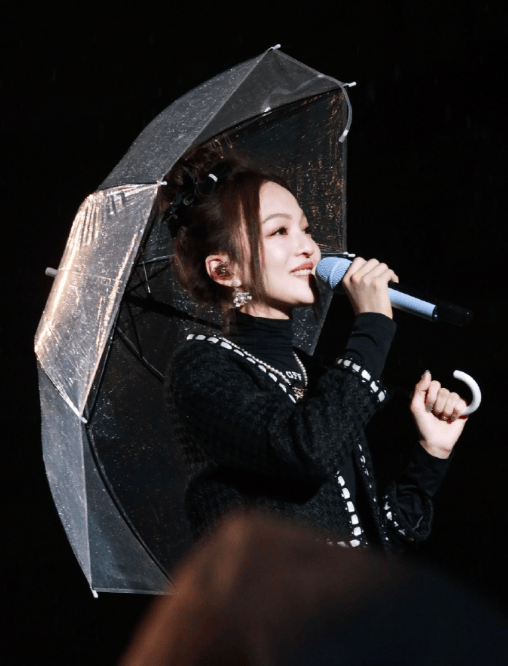 张韶涵太不容易了,患急性肠胃炎仍坚持演出,工作室报现已无大碍