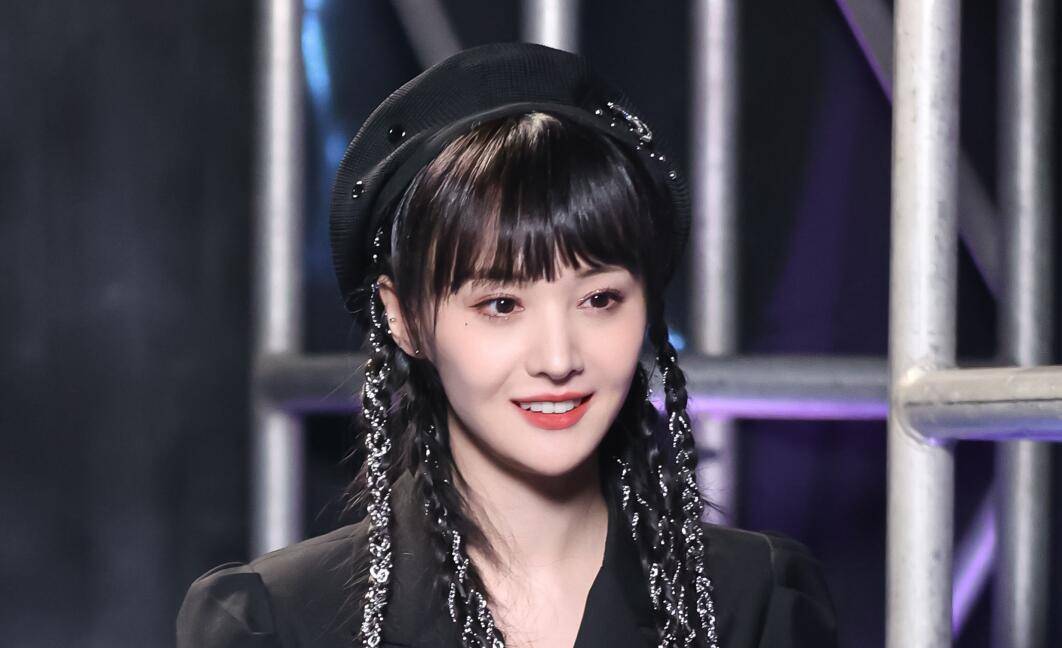 迪丽热巴穿高定裙走红毯,穿的还是运动鞋,后台几个人托裙摆