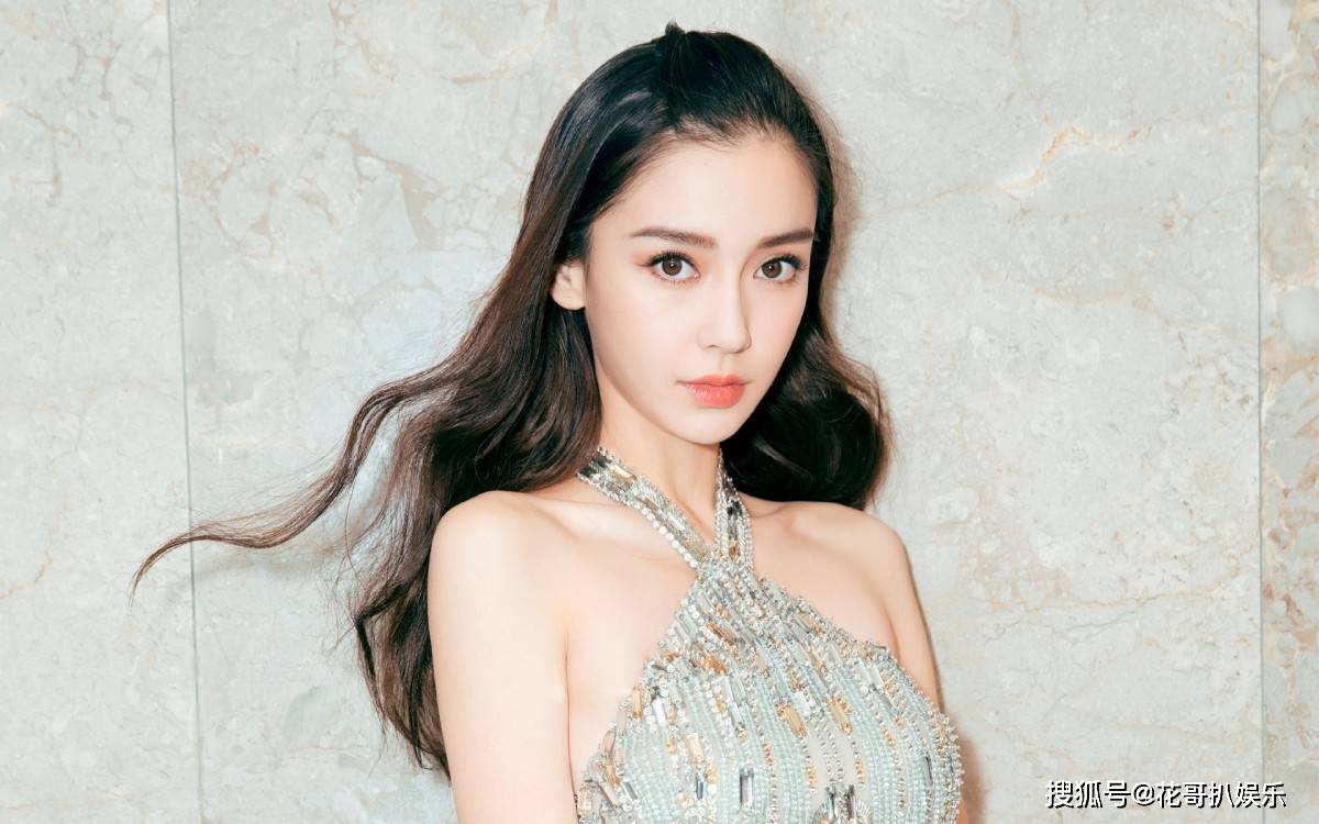 杨颖在云南普洱被偶遇，表面为冯德伦宣传新剧，实则自己出尽风头