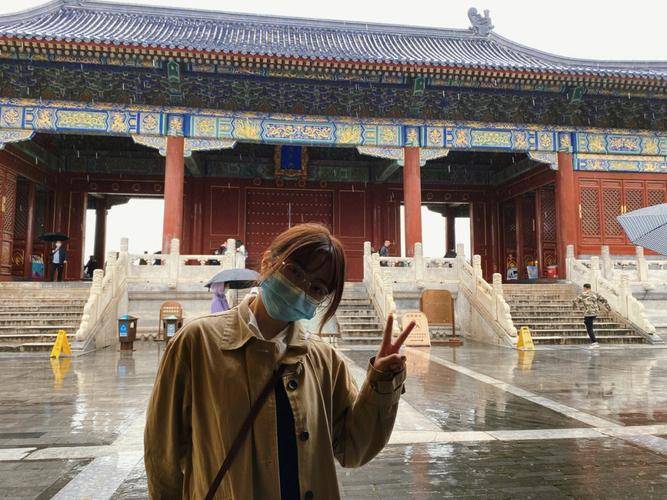 在北京,游客们可以参观紫禁城,天坛,故宫等许多著名的历史古迹,感受