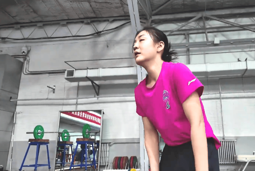 训练师先给陈梦安排了沙地里跳跃5分钟的热身训练.