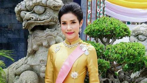 苏提达认为自己能力有限,主动让贤,请诗妮娜贵妃当王后主持大局