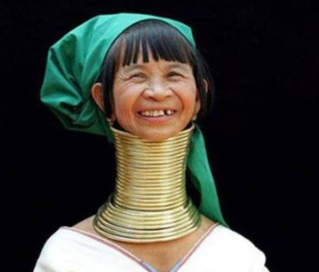 一村落的女人终身戴"环",一生只能摘三次,丈夫都见不到真面目