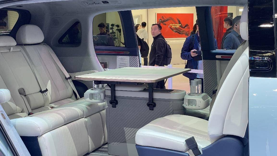 极氪MIX车展实拍,无B柱前后侧滑门,可旋转座椅空间大过MPV_搜狐汽车_搜狐网