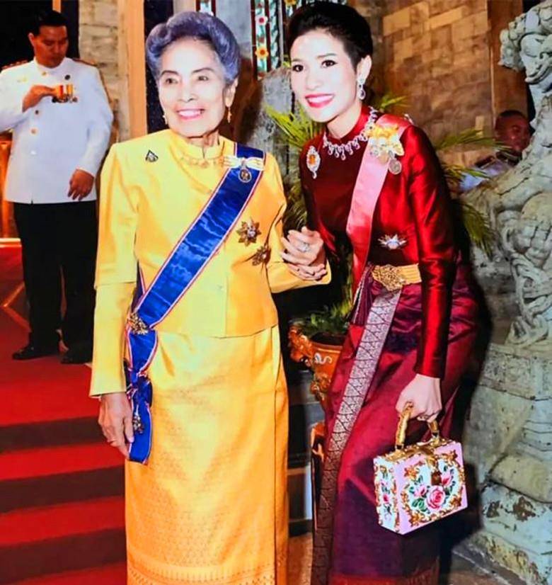 诗妮娜贵妃入狱前恳求国王放过家人,王后说了一席话,罪加一等