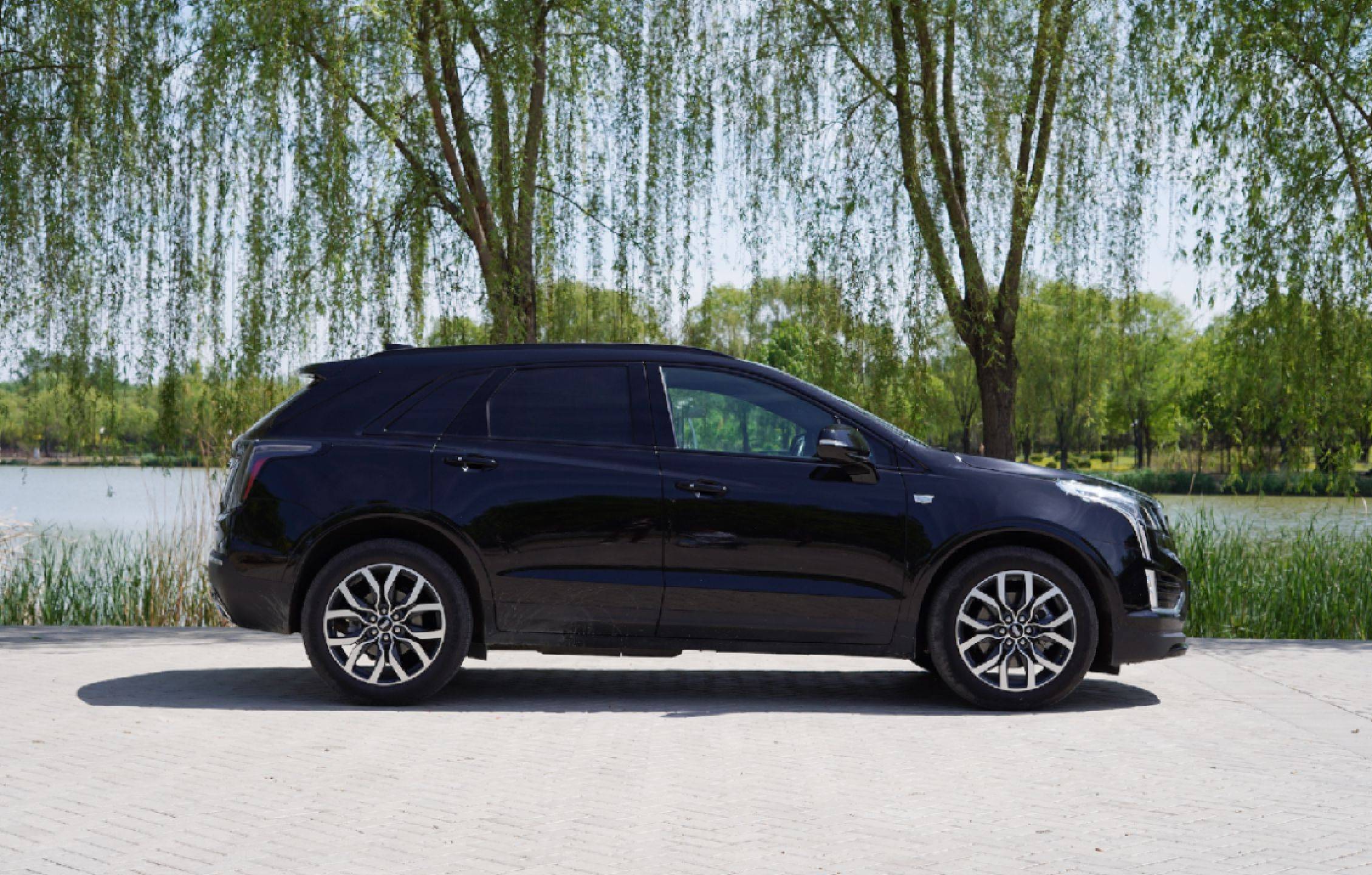 不过智逸豪华版配备235/60 r18轮胎,造型略小了一些.