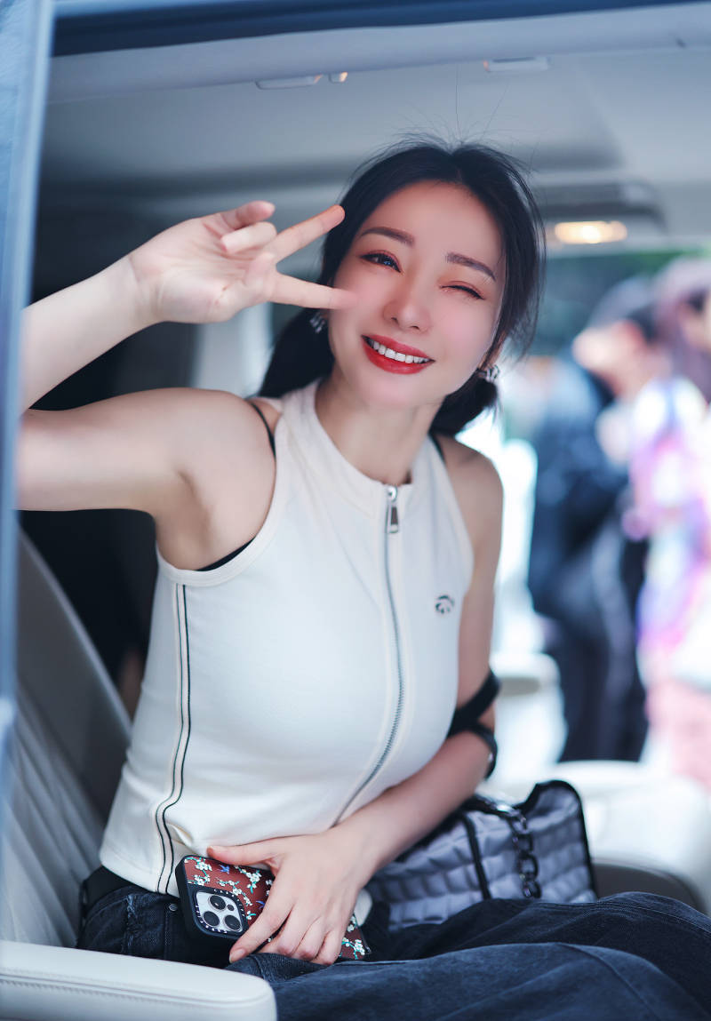 43岁柳岩近照曝光,单穿紧身马甲曲线下垂,脸部变化明显颜值下滑