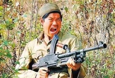 电视剧上演的腰间持枪扫射是否实战中也是如此