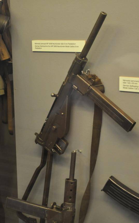 希特勒征召平民组织起来的人民冲锋队,都使用些什么武器?