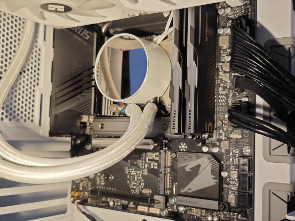 高频内存对于玩游戏究竟有没有提升?宏碁Hermes冰刃6400MHz内存实测分享!