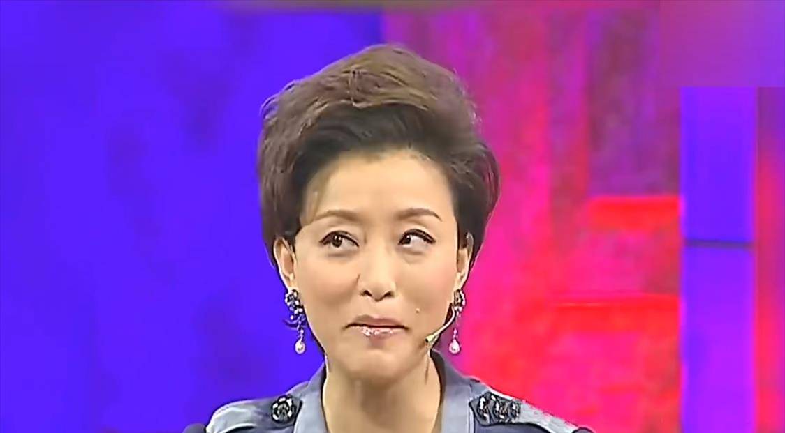 2005年,杨澜采访克林顿时问了一个问题,身旁的秘书听后一直瞪她
