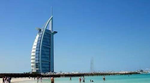   引起 迪拜游艇酒店的安保怎么样？客房有十多部私人电话，有专用电梯进出。 