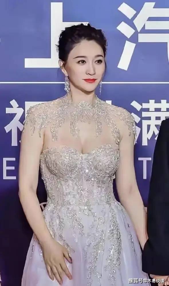 陈紫函惊艳亮相大学生电影节,身材性感引发关注,和李小冉有一拼