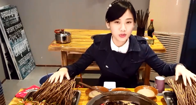 美女大胃王吃炸鸡,播出后却露出马脚,粉丝:感觉智商被"碾压"