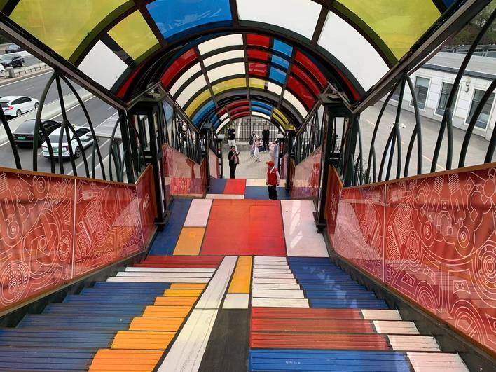 长春又添新网红天桥! "青春向北 在长春见青春"