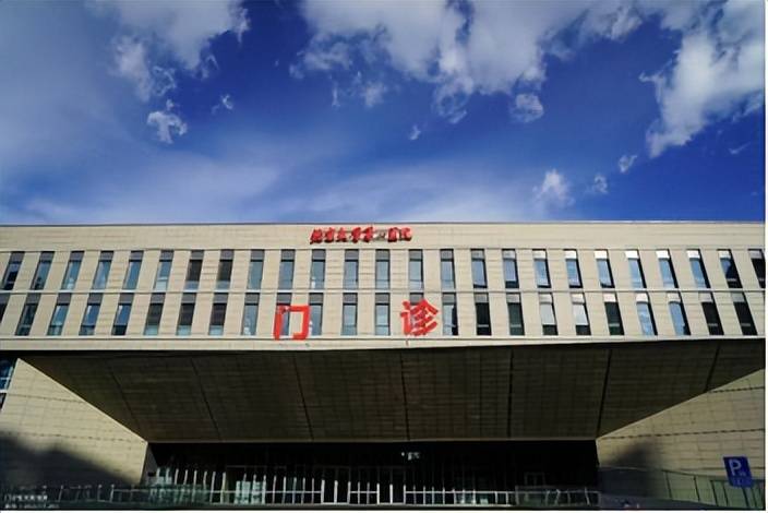 关于北京大学人民医院老年人看病代挂号多科室就诊高效统筹，一天看完所有的信息
