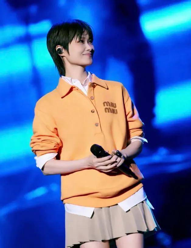 李宇春40岁逆生长!百褶裙秀出少女感,大长腿告诉你什么叫"岁月无痕"