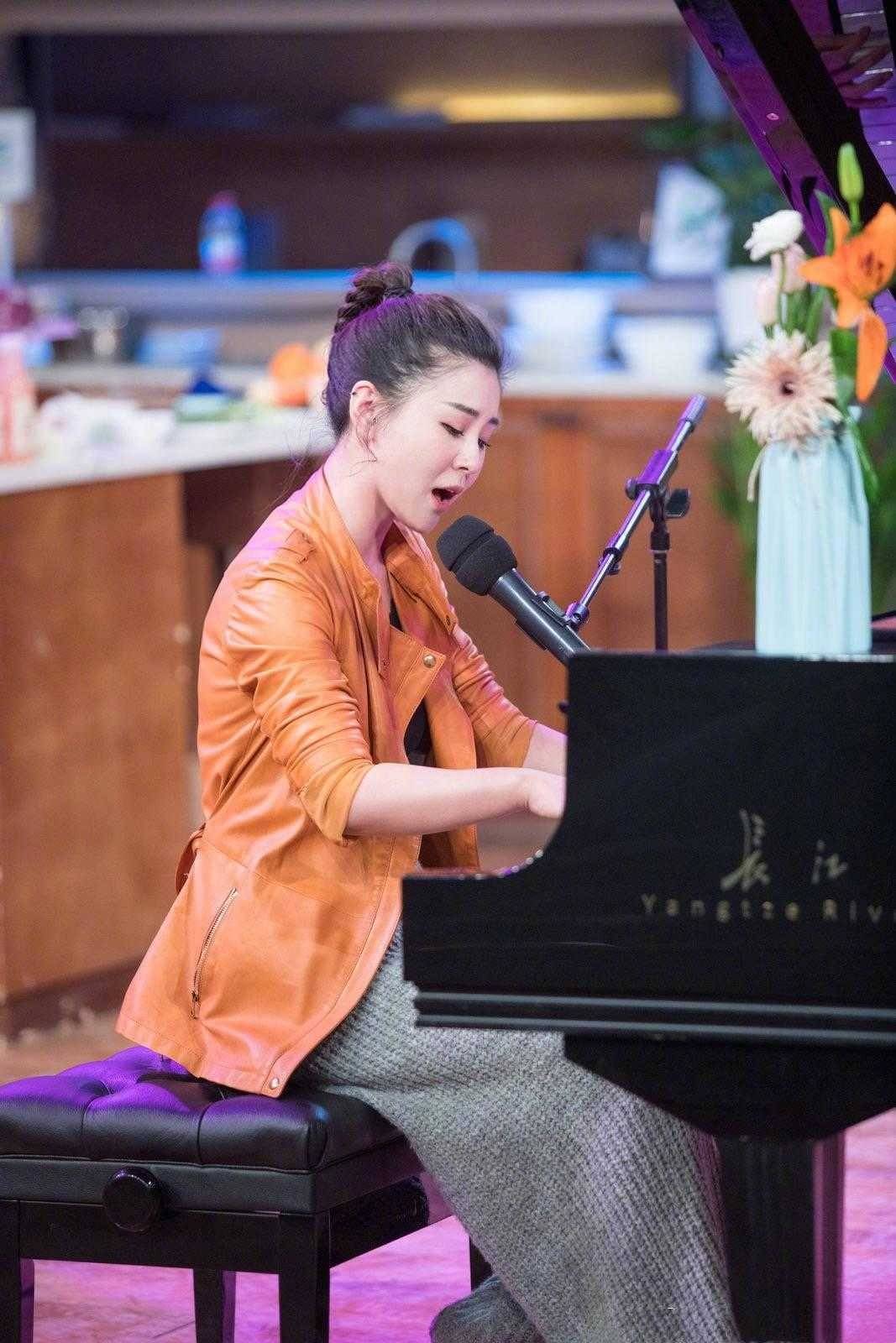 李小萌真会穿!皮衣 吊带 阔腿裤,丰盈上身曲线,营造层次又显高