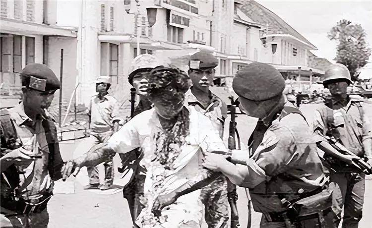 1998年印尼屠华事件:10万华人妇女当街被侵犯,50万华人被屠杀