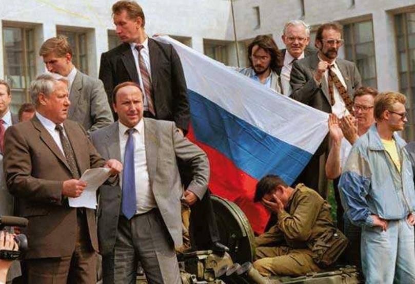 俄罗斯军事专家叛逃美国6年,1999年被当街射杀,8名保镖都没守住