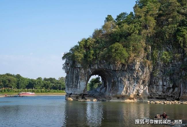 第三天,桂林市内游玩,象鼻山(桂林的标志,桂林市的城徽)下午去古东