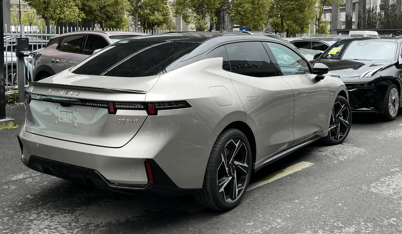 领克07 em-p实车到店,配无框车门 哈曼卡顿,搭381马力 油耗0.99l