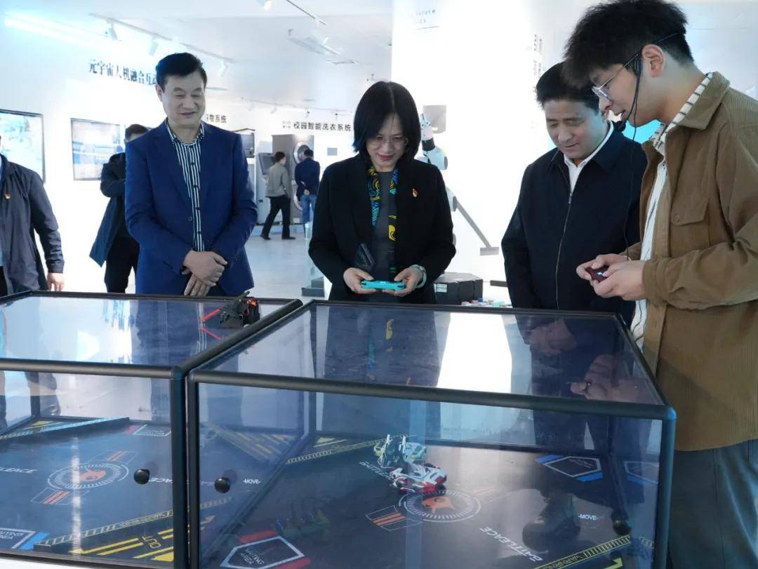 驻省政协机关纪检监察组组长徐勤全,副组长张品一行莅临展览馆参观